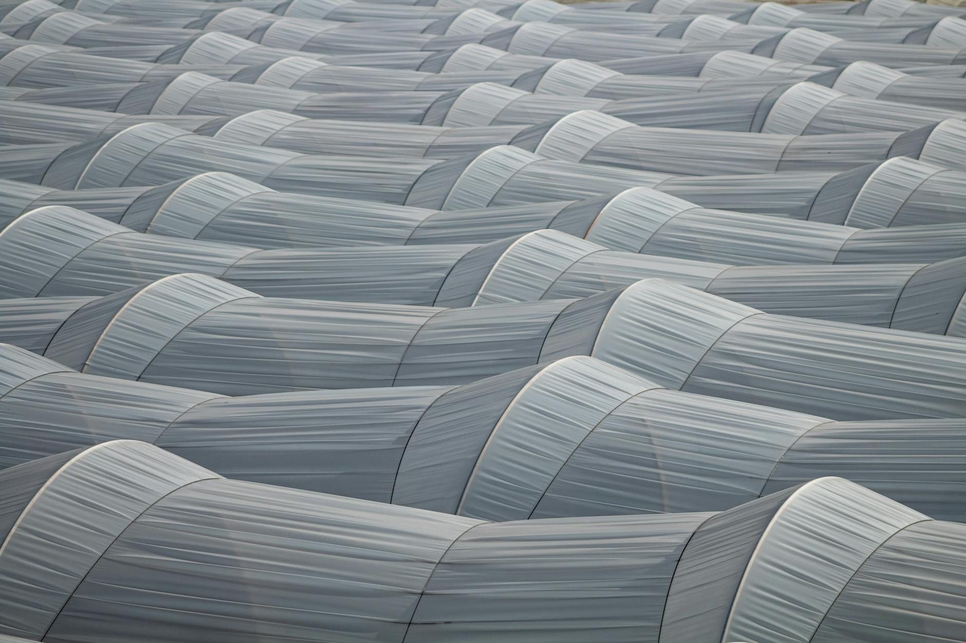 Widok z góry na konstrukcje szklarni z powtarzalnymi liniami